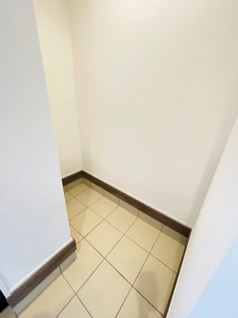 豊田市栄町　新築分譲住宅　全3棟　2号棟の玄関|玄関に広い収納スペースがあり、ベビーカーなどの置き場所に困りません。