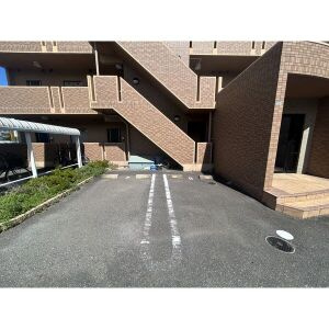 ハイツ東一津屋公輝の駐車場
