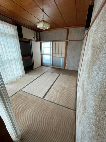星原町5-54　中古住宅の和室|窓が多く明るい和室
ベランダの出入りはこちらの和室から