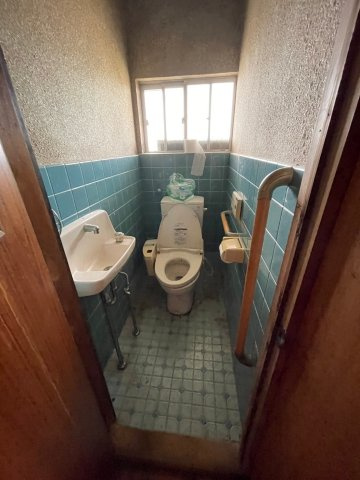 星原町5-54　中古住宅のトイレ|窓が付いているので換気良好