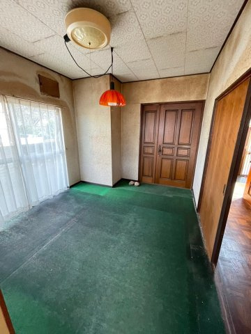 星原町5-54　中古住宅の居間・リビング|東面の窓からは光が差し込みます