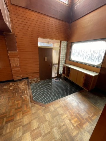 星原町5-54　中古住宅の玄関|吹き抜けがあり、明るい玄関です