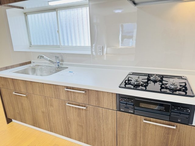 八王子市　加住町　中古戸建てのキッチン|～３口コンロと広い調理台でお料理が捗ります～