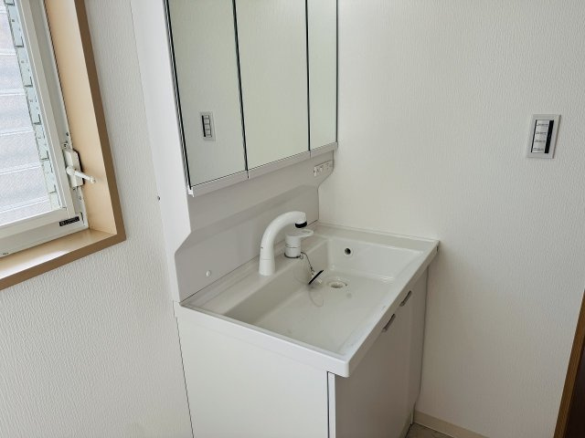 八王子市　加住町　中古戸建ての独立洗面台|～３面鏡付きの独立洗面台　細々している物をスッキリ収納出来ます～