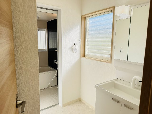 八王子市　加住町　中古戸建ての脱衣所|～窓付きで明るい洗面所　換気もしやすいです～