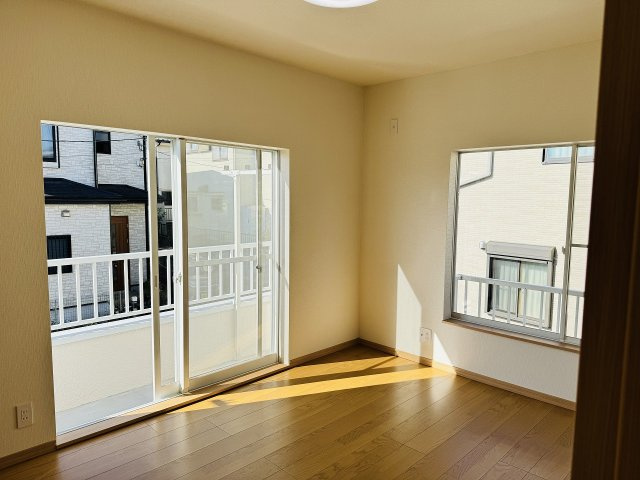 八王子市　加住町　中古戸建ての寝室|～2階バルコニーに面している6.5帖の主寝室です～