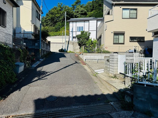 八王子市　加住町　中古戸建ての前面道路含む現地写真|～南東側4.5ｍ道路に面しています～