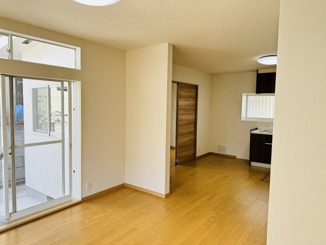 八王子市　加住町　中古戸建ての居間・リビング|～16.75帖の明るいLDKで、家族団欒の時間をお過ごしいただけます～