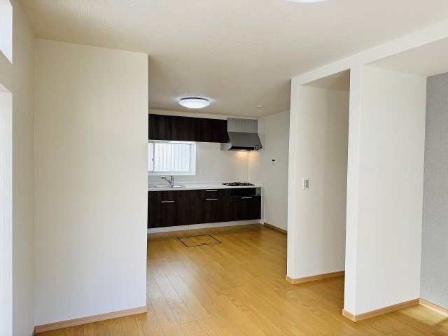 八王子市　加住町　中古戸建ての居間・リビング|～16.75帖の明るいLDKで、家族団欒の時間をお過ごしいただけます～