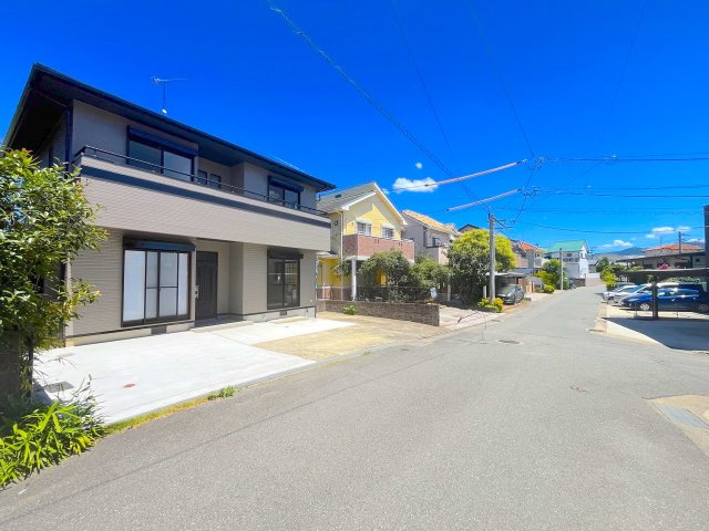 青葉3丁目戸建ての前面道路含む現地写真