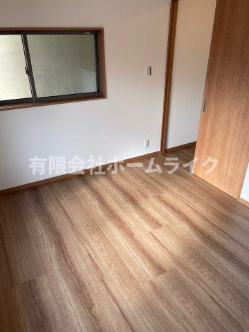御厨東2丁目戸建て（リノベーション物件）の洋室