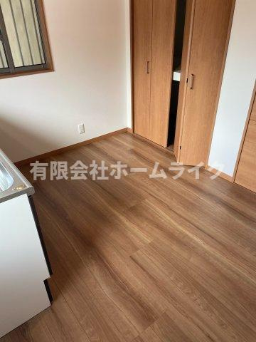 御厨東2丁目戸建て（リノベーション物件）の居間・リビング