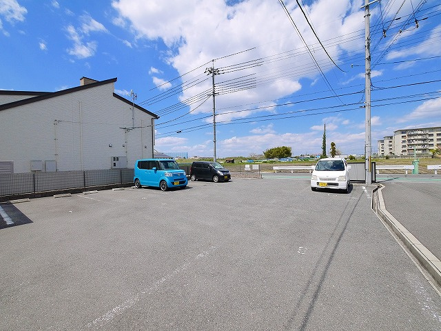 グランモア東九条　Ⅰの駐車場|駐車場があるので、車を買う予定の方も安心です