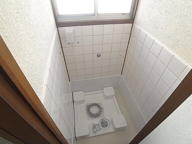 神戸市兵庫区馬場町の一戸建ての洗面所|室内洗濯機置き場を完備