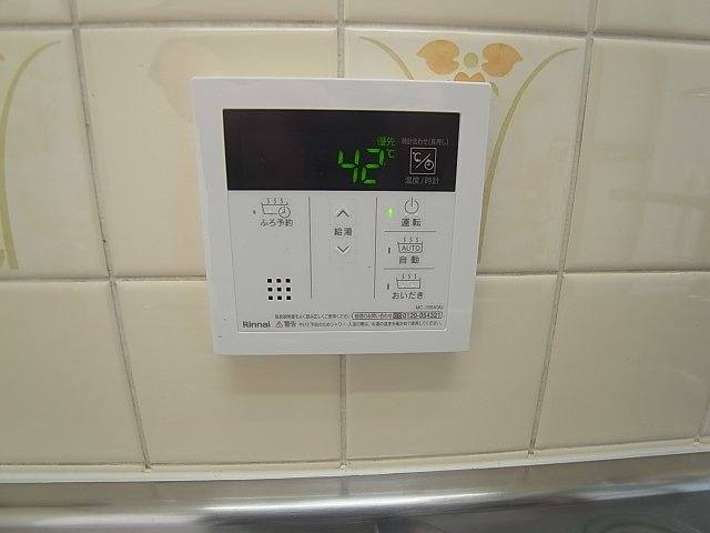 神戸市兵庫区馬場町の一戸建ての設備|温度調整が楽なリモコン給湯を完備してます