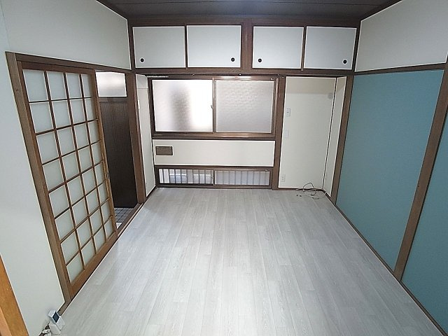 神戸市兵庫区馬場町の一戸建ての居間・リビング|白基調の綺麗なダイニングスペース