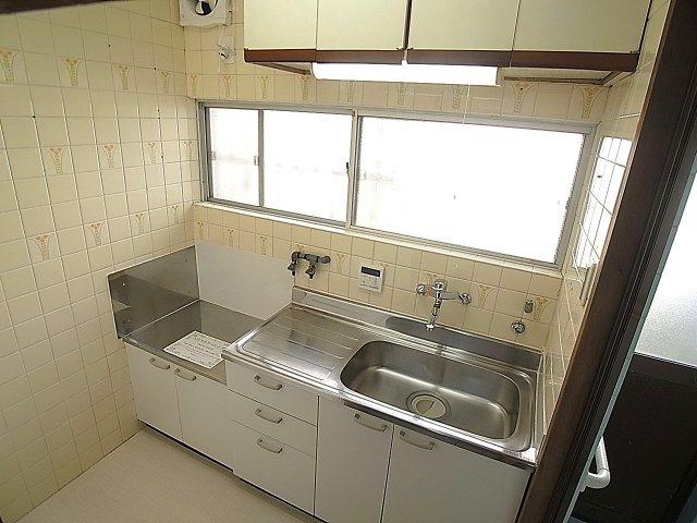 神戸市兵庫区馬場町の一戸建てのキッチン|ガスコンロ設置可能なキッチンスペース、小窓も完備