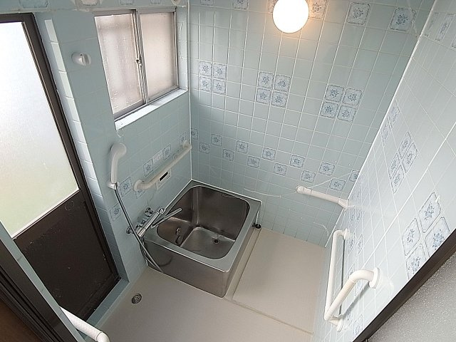 神戸市兵庫区馬場町の一戸建ての浴室|窓付き追炊き完備のお風呂、サーモスタット式レバーが便利