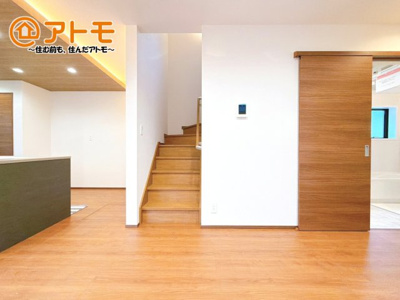 【内装】 | 三島市松本1期　新築戸建　1号棟 | 階段は緩やかで手すりもついているので上りやすくなっています！