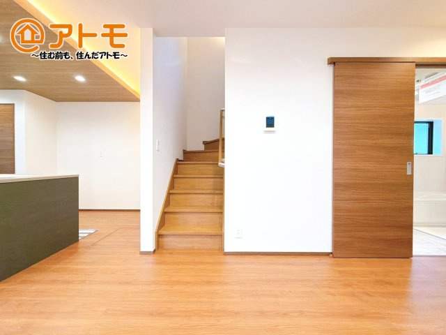 【内装】 | 三島市松本1期　新築戸建　1号棟 | 階段は緩やかで手すりもついているので上りやすくなっています！