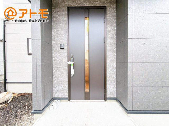 【玄関】 | 三島市松本1期　新築戸建　1号棟 | 落ち着いた色合いの玄関はダブルロックで防犯性に優れた仕様になっています♪