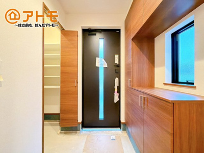 【玄関】 | 三島市松本1期　新築戸建　1号棟 | シューズインクローク付きでベビーカーなども収納出来ます♪