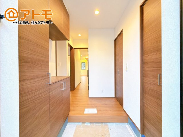 【玄関】 | 三島市松本1期　新築戸建　1号棟 | 玄関は収納豊富で使い勝手良好♪見た目もすっきり♪
