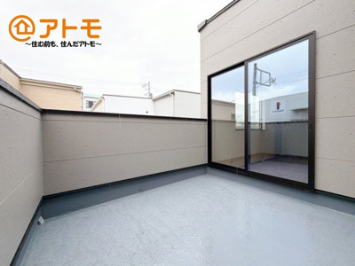 【バルコニー】 | 三島市松本1期　新築戸建　1号棟 | やっぱり助かる広々バルコニー♪お布団や洗濯物を干せるのはもちろん、広々としたバルコニーで少しでも家事を楽ちんに！