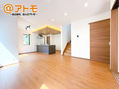 【居間・リビング】 | 三島市松本1期　新築戸建　1号棟 | 広々と開放的なLDKは、家族が自然と集まる広さ♪お子様のリビング学習にもピッタリ♪