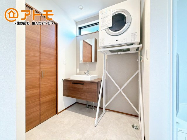 【独立洗面台】 | 三島市松本1期　新築戸建　1号棟 | 洗面所って朝に混み合いませんか？広々とした脱衣所、３面鏡の独立洗面台で朝の時間を少しお手伝い♪