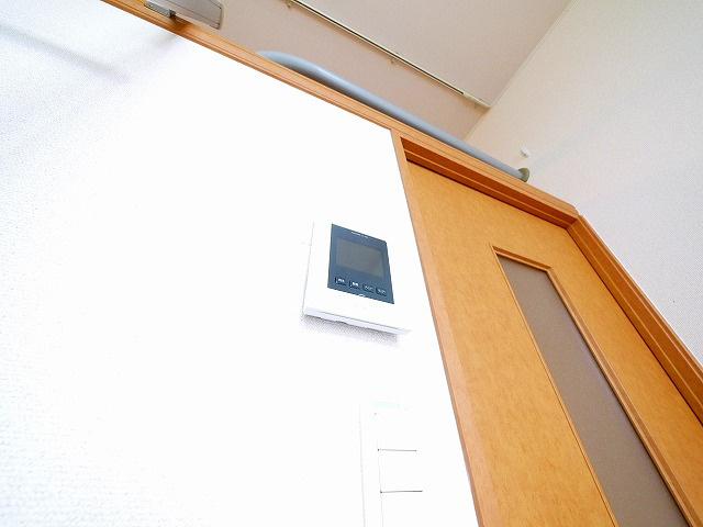 レオパレスエザーンスⅡのセキュリティ|お顔が見えるモニター付きインターホンで安心。