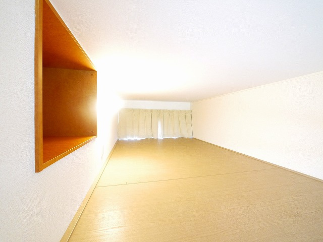 レオパレスエザーンスⅡの収納|ロフト収納