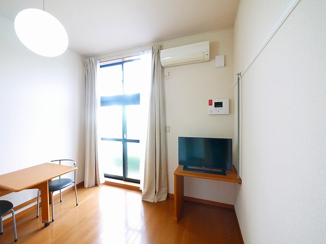 レオパレスエザーンスⅡの内装|落ち着いた色調の洋室です