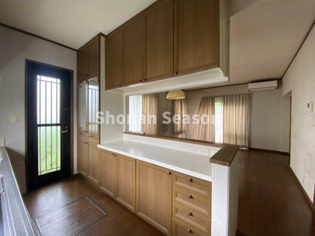 【キッチン】 | カウンター付きのキッチンボードが併設し、増えがちなキッチン用品もスッキリ片付きますよ。
