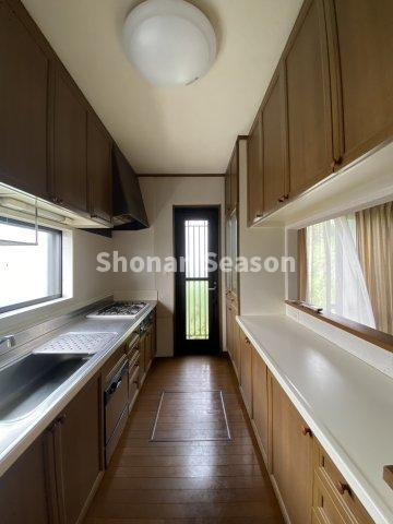 【キッチン】 | 明るく手元を照らすキッチンスペース！
作業スペース広く、調理も捗ります♪