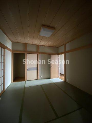 【和室】 | リビングに隣接する和室は８帖の広さがあり、客間にもピッタリですね♪