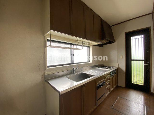 【キッチン】 | お料理に集中できる壁付けタイプのキッチン◎
勝手口もあり、ゴミ出しもスムーズに行えますよ♪