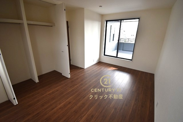 リーブルガーデン  第1笠間市笠間　1の洋室|フローリングなので重い家具も置けます。カーテンと家具を揃えるなどして、お好みのインテリアを楽しむことができます。収納スペースは全室に配備しております。