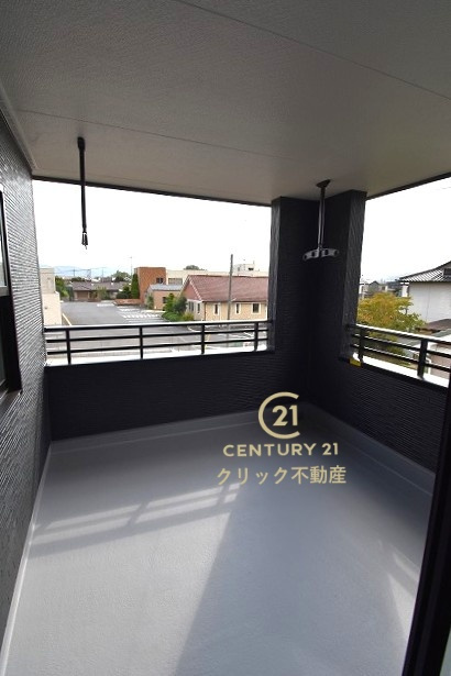 リーブルガーデン  第1笠間市笠間　1のバルコニー|インナーバルコニーは洗濯物外干し派の強い味方！天気が変わりやすい季節の外出も安心です。外出が難しい日に出るだけでも気分転換になる、嬉しいスペースです。