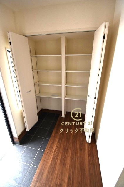 リーブルガーデン  第1笠間市笠間　1の玄関|たっぷり入る玄関収納です！扉の中は可動棚ですので、用途に合わせて高さを自由に変えることができます。