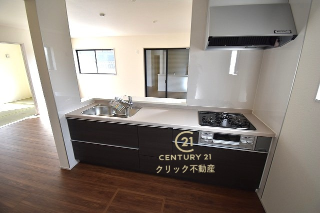 リーブルガーデン  第1笠間市笠間　1のキッチン|対面式システムキッチンは料理中や後片づけの間も会話が楽しめ、家族に一体感が生まれます。十分な広さのキッチンなら、家族での分担作業もはかどりそう！