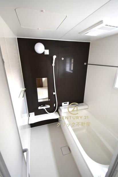 リーブルガーデン  第1笠間市笠間　1の浴室|浴槽への出入りが安全な低床タイプのユニットバスです。洗い場は滑りにくい速乾床ですので、お子様やご高齢の方にも安心です。自動お湯張りに追焚機能付きのオートバスです。