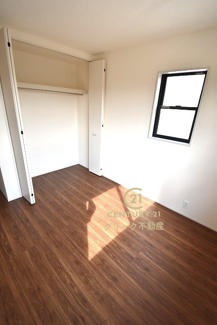 リーブルガーデン  第1笠間市笠間　1の洋室|折戸を開くと壁面クローゼット。衣類が横一列に並ぶためひと目で洋服が選びやすい！衣類をたくさんお持ちの方もスッキリ片付きます♪