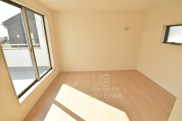 リーブルガーデン  第1笠間市笠間　2の洋室|フローリングなので重い家具も置けます。カーテンと家具を揃えるなどして、お好みのインテリアを楽しむことができます。収納スペースは全室に配備しております。