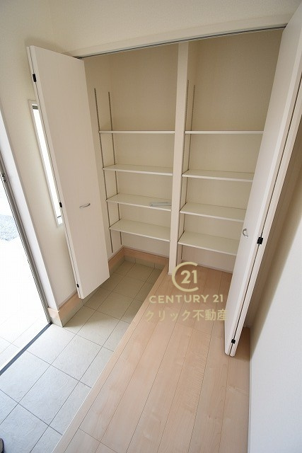 リーブルガーデン  第1笠間市笠間　2の玄関|たっぷり入る玄関収納です！扉の中は可動棚ですので、用途に合わせて高さを自由に変えることができます。