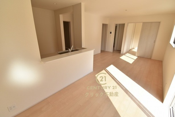 リーブルガーデン  第1笠間市笠間　2の居間・リビング|カーテンやラグの色、質感、選ぶ家具などでお部屋の雰囲気が変わります。お好みのインテリアを楽しみましょう♪白を基調とした内装ですので、あらゆるスタイルが馴染みます。