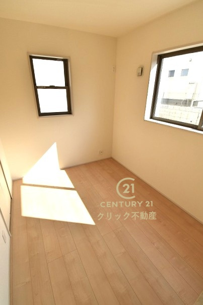 リーブルガーデン  第1笠間市笠間　2の洋室|1階洋室です。リビングとの間の引き戸を閉めて在宅ワークに、開放してキッズスペースに、など自由に空間を分けて使えます。収納も配備されております。