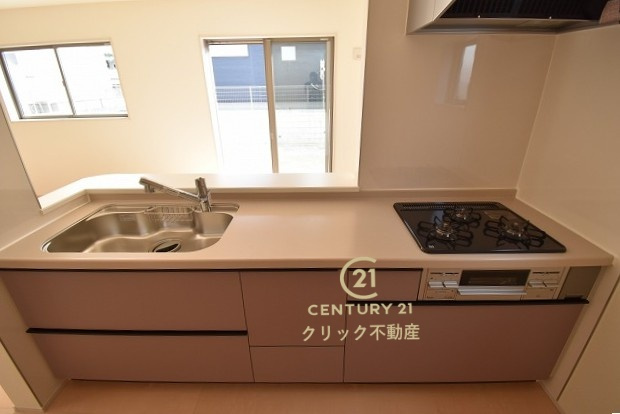 リーブルガーデン  第1笠間市笠間　2のキッチン|対面式システムキッチンは料理中や後片づけの間も会話が楽しめ、家族に一体感が生まれます。十分な広さのキッチンなら、家族での分担作業もはかどりそう！