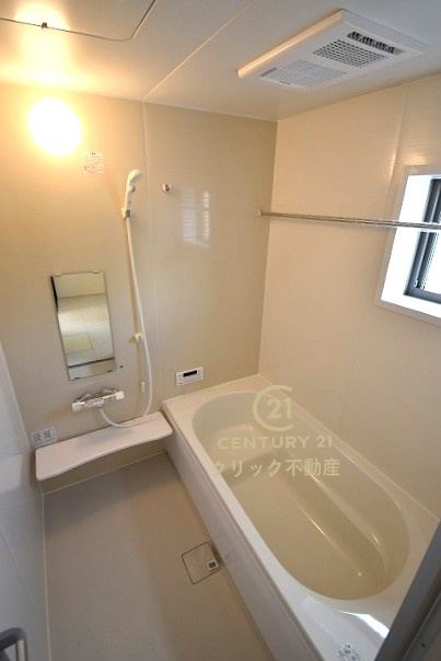 リーブルガーデン  第1笠間市笠間　2の浴室|浴槽への出入りが安全な低床タイプのユニットバスです。洗い場は滑りにくい速乾床ですので、お子様やご高齢の方にも安心です。自動お湯張りに追焚機能付きのオートバスです。