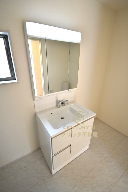 リーブルガーデン  第1笠間市笠間　2の独立洗面台|シャンプードレッサー付き洗面台は、広めで使いやすい、お手入れが楽なデザイン。窓があるので採光、通風良好です！